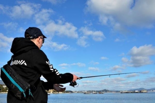 Principianti: scegliere la prima canna da pesca con esche artificiali in  mare