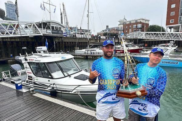 I vincitori della Sea Angling Classic 2023 con il trofeo e la loro incredibile nuova barca!