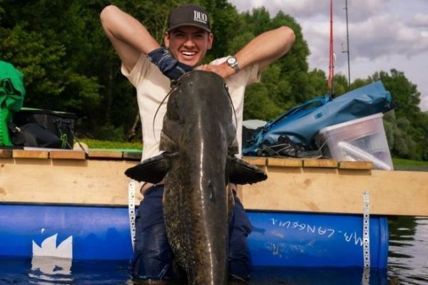 Spedizione di pesca in zattera sulla Loira, costruzione della barca