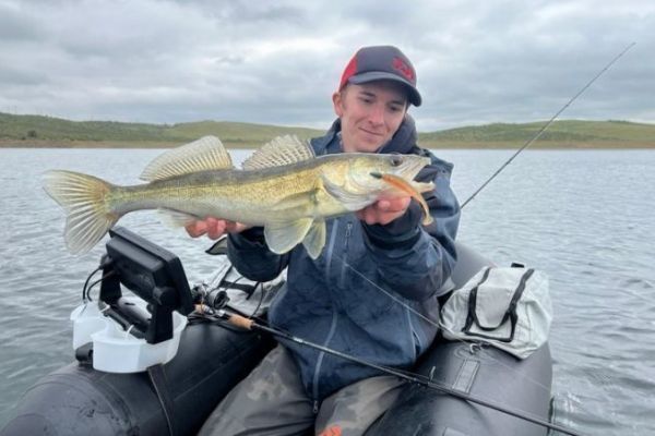 Pesca con tubo galleggiante al luccioperca