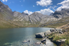 La pesca nei laghi d'alta quota, come questo di Lauzanier,  un'ottima alternativa in estate