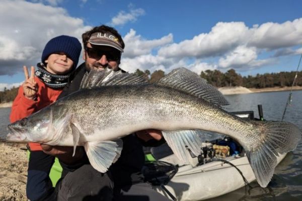 Pesca di carnivori d'acqua dolce, studio e interessi del kayak