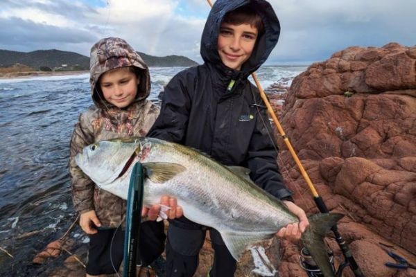 Pesca con esche artificiali in mare in Corsica da riva: pedinare il tassergal