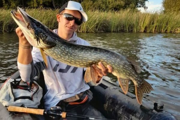 Pesca al luccio con il tubo galleggiante