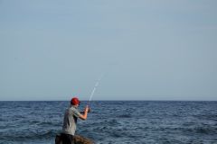Pesca con la canna da lancio leggera in mare