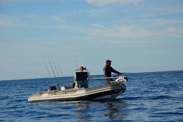 Pesca in mare con un gommone semirigido