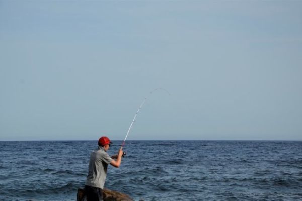 Pesca con la canna da lancio leggera in mare
