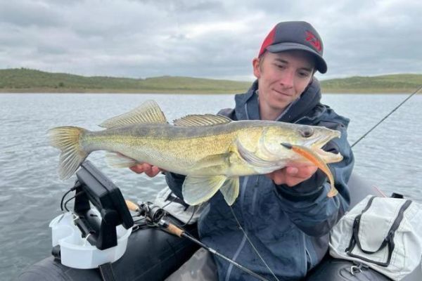 Pesca con tubo galleggiante al luccioperca