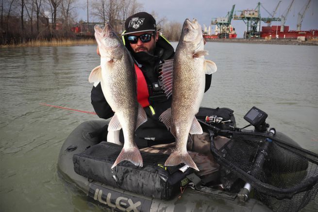 La pesca verticale è molto efficace per i walleye canadesi.