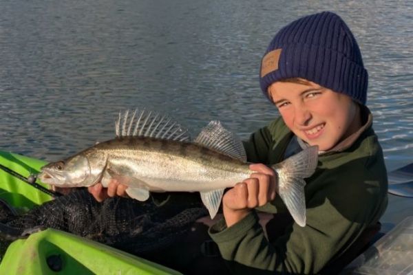 Pesca in kayak in acqua dolce