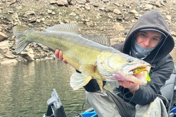 Pesca al luccioperca in kayak