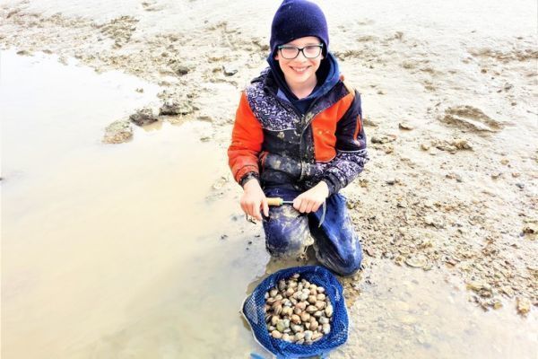 La pesca delle vongole  divertente e accessibile a tutti