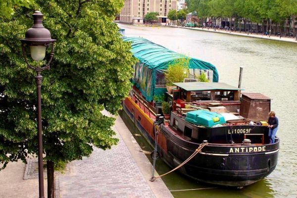 Pesca vicino alle chiatte